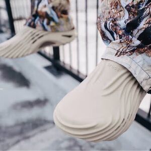 ✨Host Pick✨CROCS Unisex Echo Wave White Textured Clogs